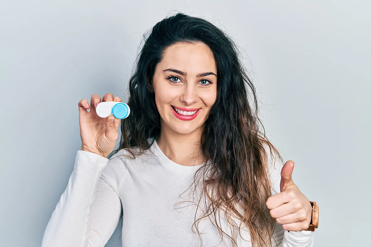 AdobeStock_479869772 Eine Patientin präsentiert ihre neuen Kontaktlinsen